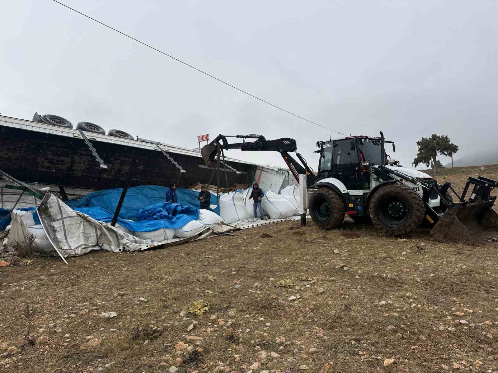 Devrilen sürücüsü yaralandı, 27 ton şeker ziyan oldu
