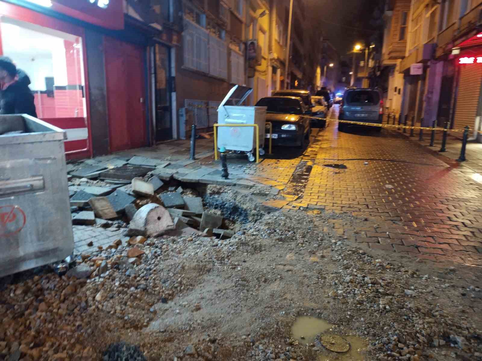 Kadıköy’de kanalizasyon borusu patladı... Fışkıran suyun metrelerce yükseldiği anlar kamerada
