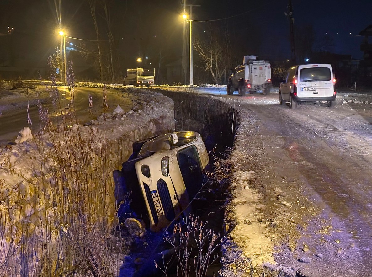 Yüksekova’da kaygan yolda kontrolden çıkan araç kanala uçtu: 3 yaralı
