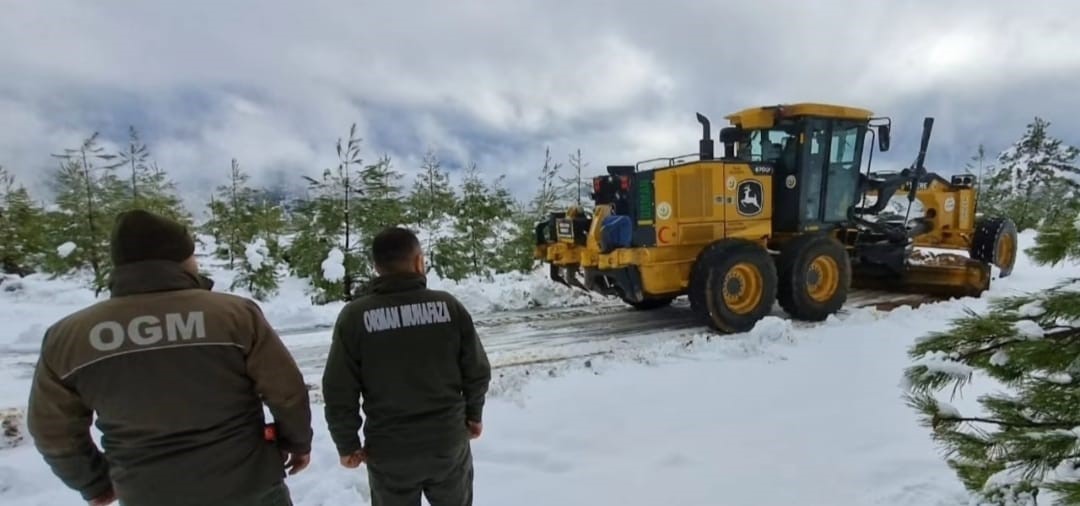 Köyceğiz’de karlı yollar açılıyor
