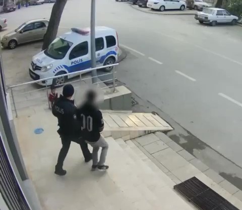 Bir gecede 2 motosiklet &ccedil;alan ş&uuml;pheli polisten ka&ccedil;amadı
