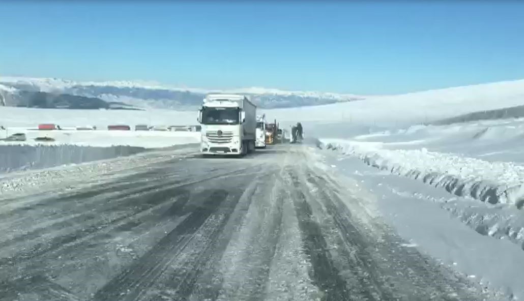 Ilgar dağı geçidinde tır kuyruğu
