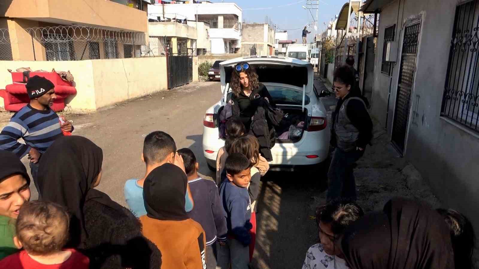 Dezavantajlı çocuklara yeni yıl öncesi mont hediyesi
