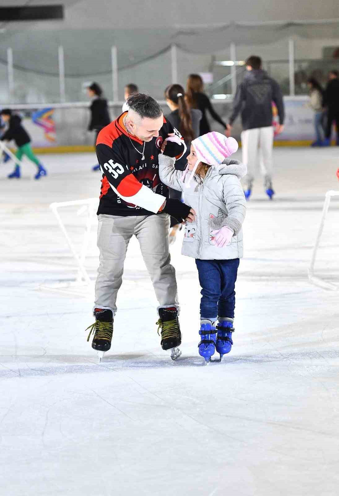 İzmir&rsquo;in buz pisti doldu taştı
