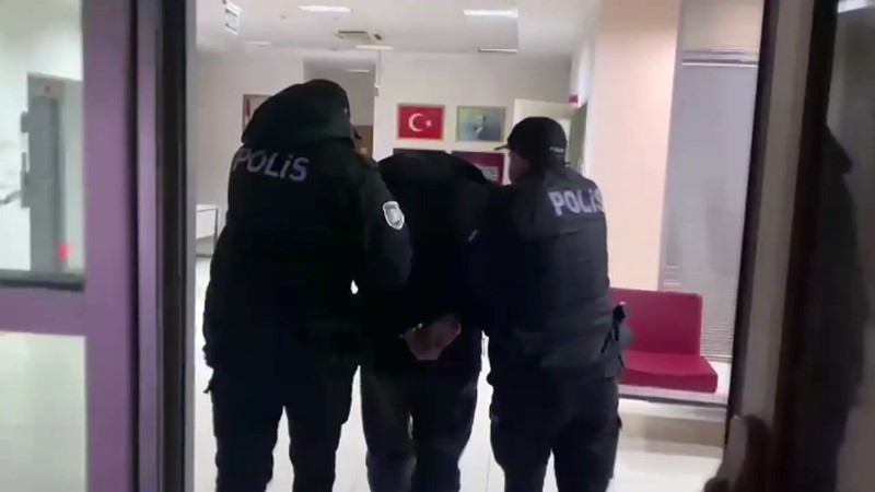 Sultangazi’de uyuşturucuyu aracın paspasının altına zulalamışlar: 3 gözaltı
