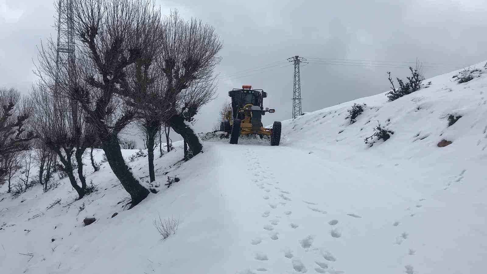 Diyarbakır’da kardan kapanan 300 kilometrelik yol ulaşıma açıldı