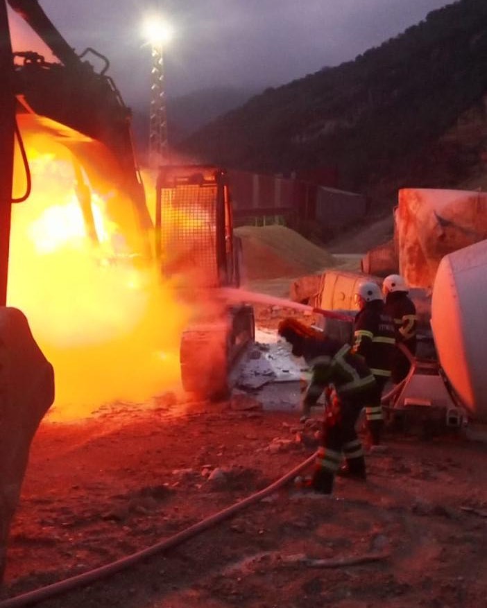 Hatay’da iş makinesi alevlere teslim oldu