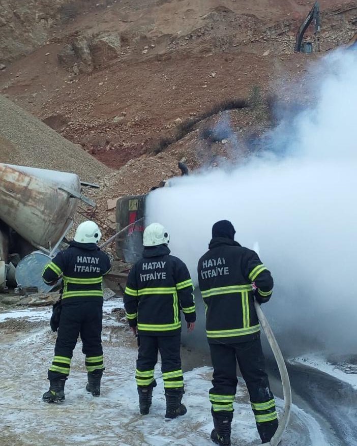 Hatay’da iş makinesi alevlere teslim oldu