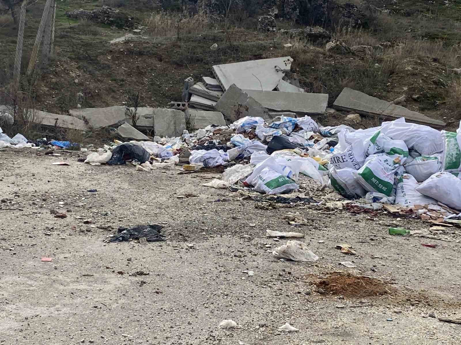 Duyarsız vatandaşlar boş arazileri &ccedil;&ouml;pl&uuml;ğe &ccedil;evirdi
