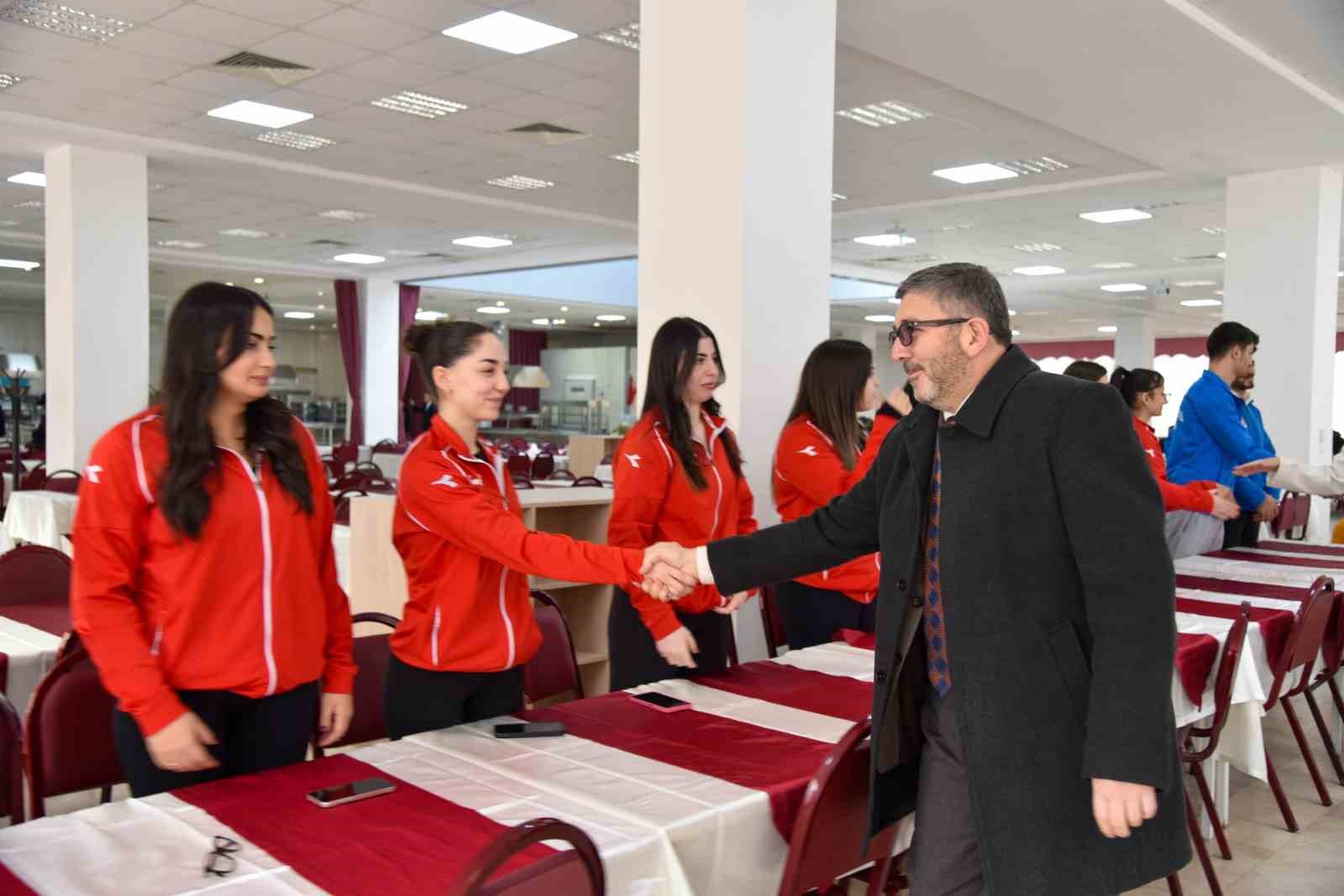 Rektör Kaplancıklı, futbol ve voleybol takımıyla ile bir araya geldi
