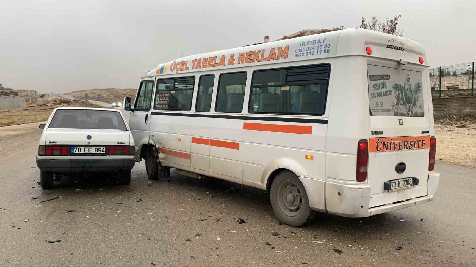 Yolcu minib&uuml;s&uuml; ile otomobil &ccedil;arpıştı: 1 yaralı
