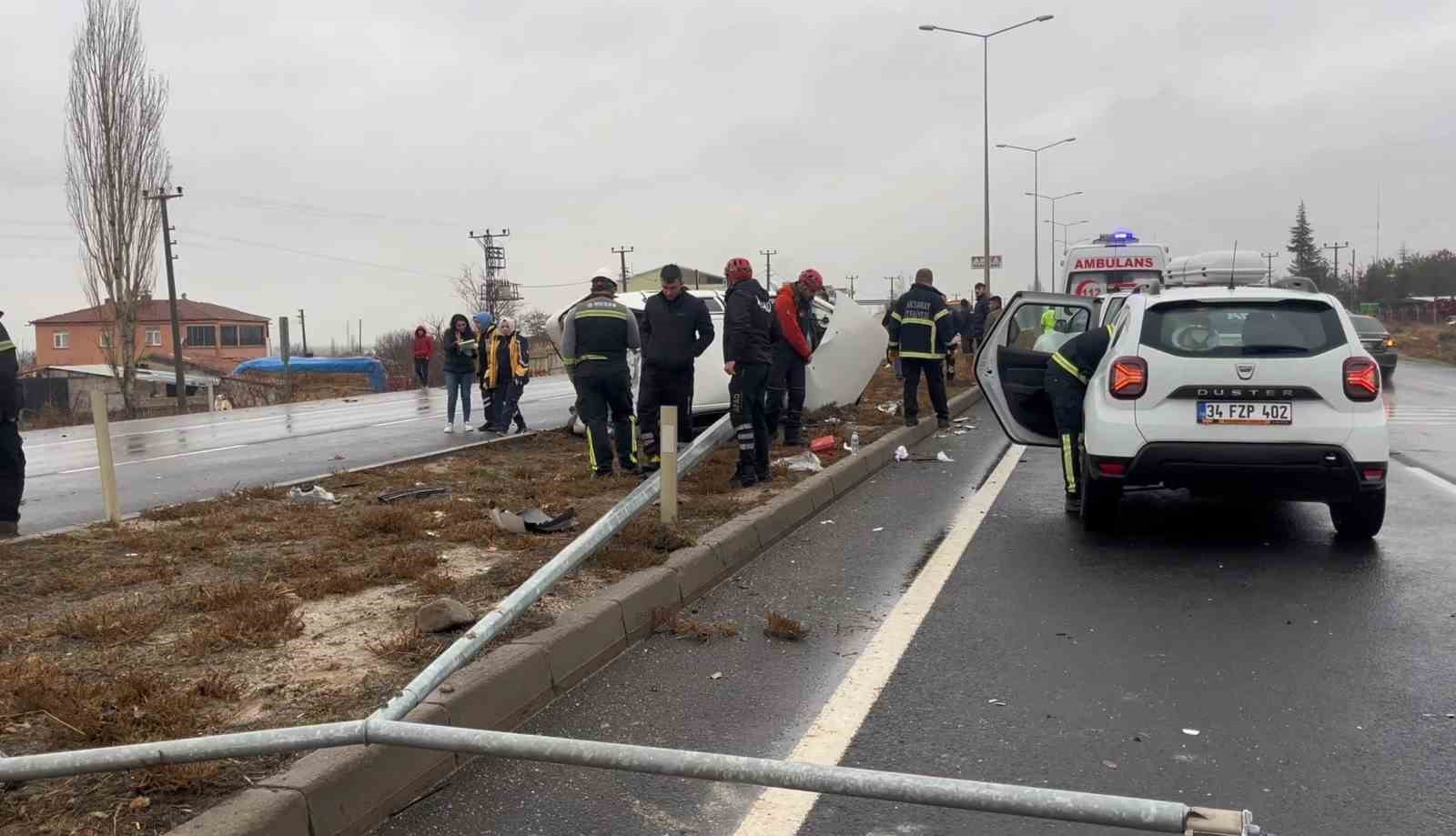 Hafif ticari araçla çarpışan otomobil hurdaya döndü: 1 ağır yaralı
