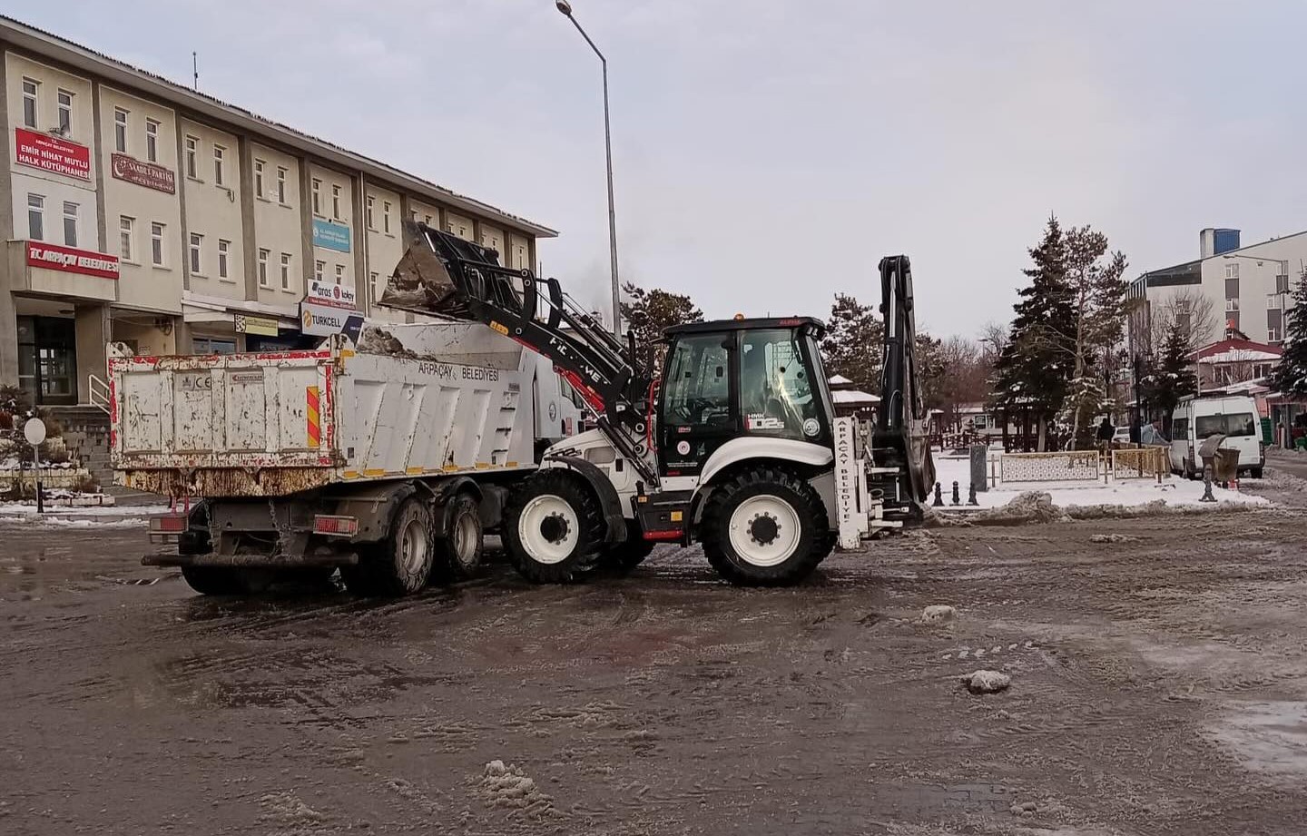 Arpa&ccedil;ay Belediyesi&rsquo;nden kar temizliği
