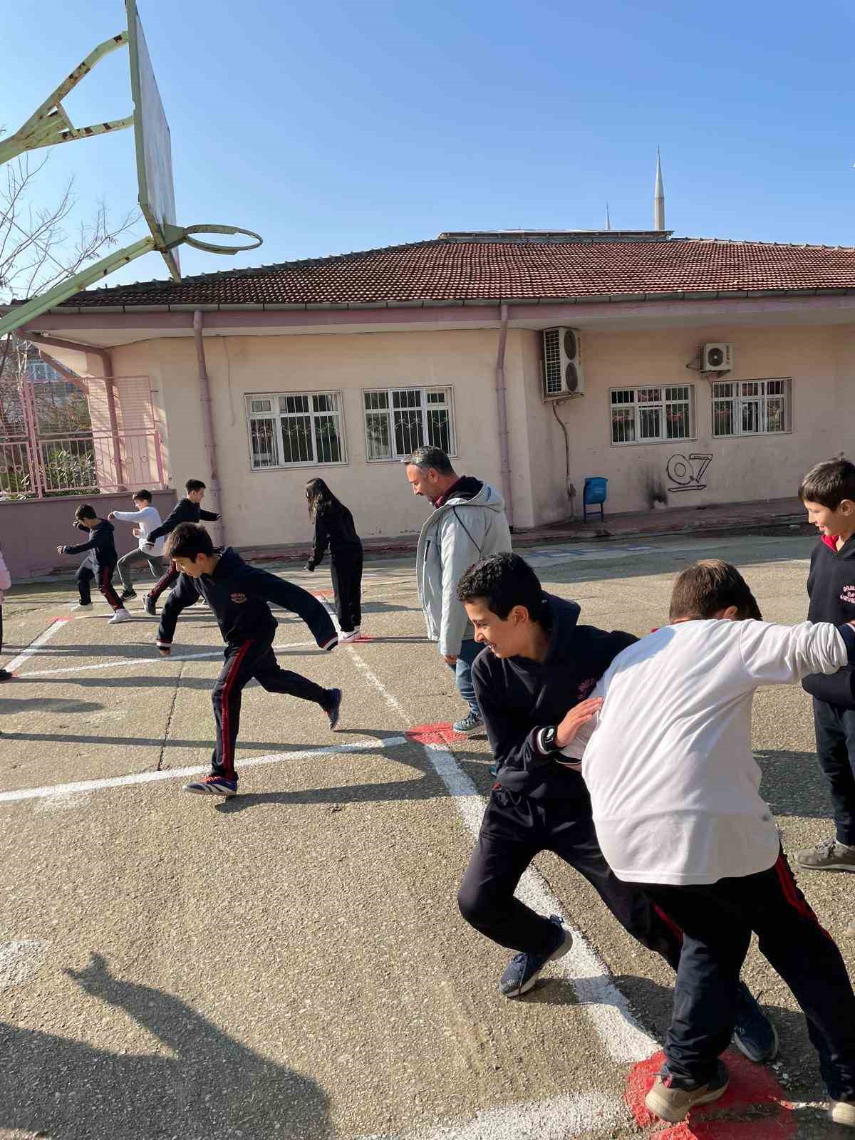 Renkli Eller, okul bahçesine geleneksel çocuk oyun alanları çizdi
