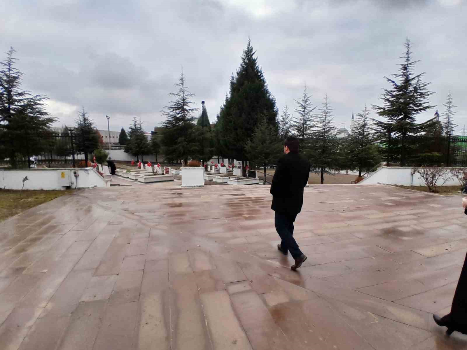 EMŞAV İl Başkanı, şehit aileleriyle birlikte şehitlikleri ziyaret etti
