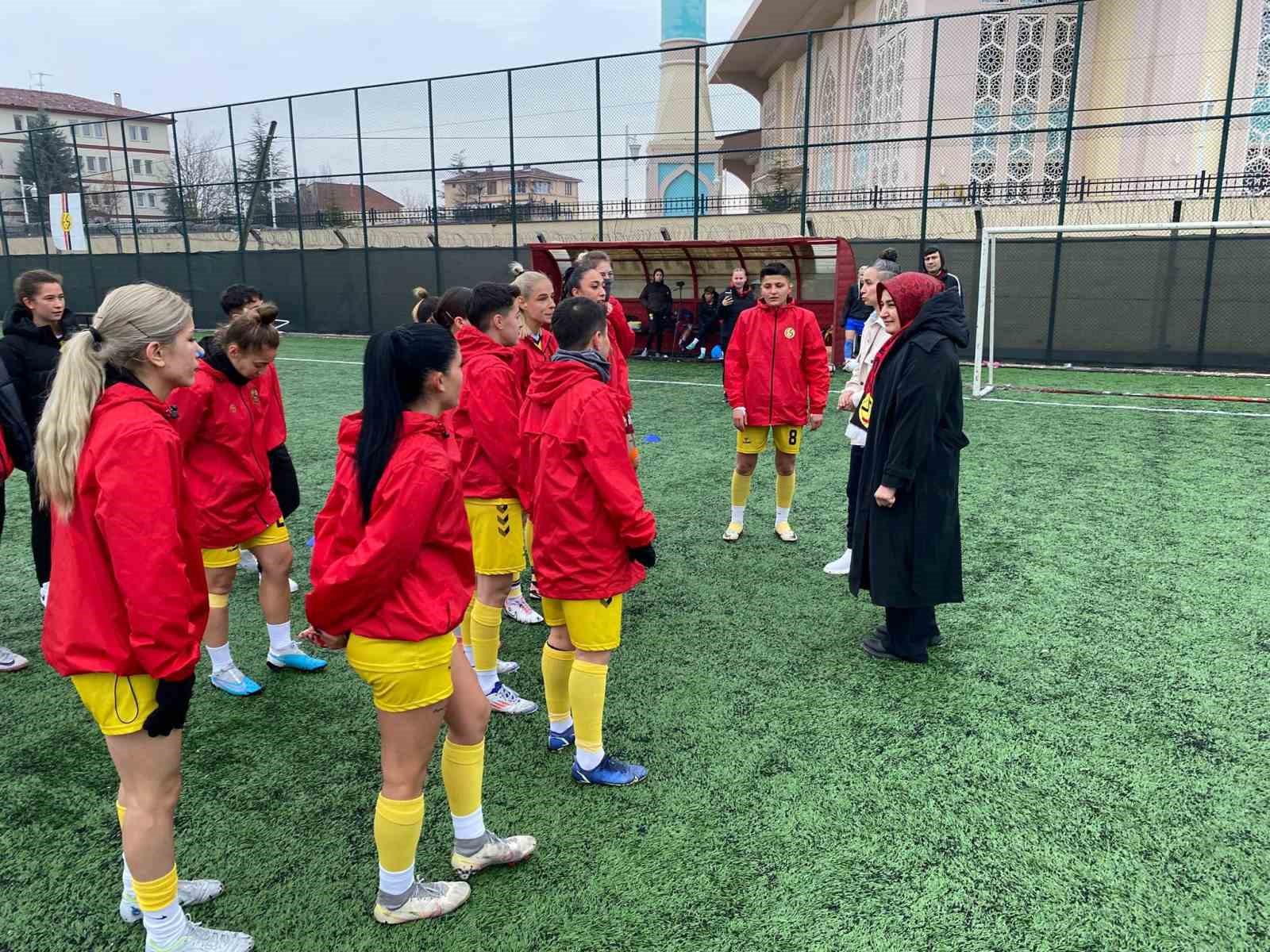 AK Parti İl Kadın Kolları Başkanı’ndan Eskişehirspor kadın futbol takımına ziyaret