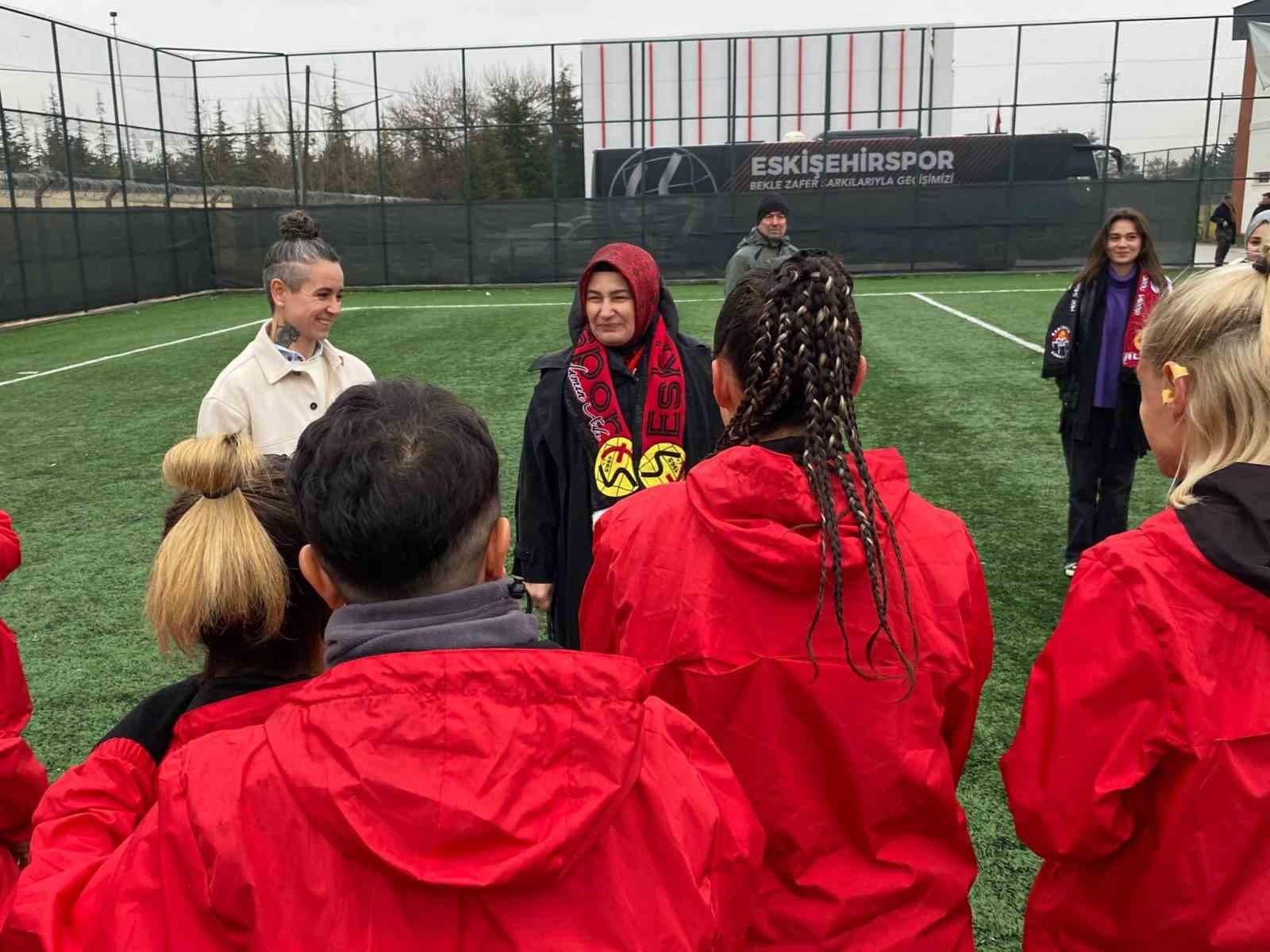AK Parti İl Kadın Kolları Başkanı&rsquo;ndan Eskişehirspor kadın futbol takımına ziyaret
