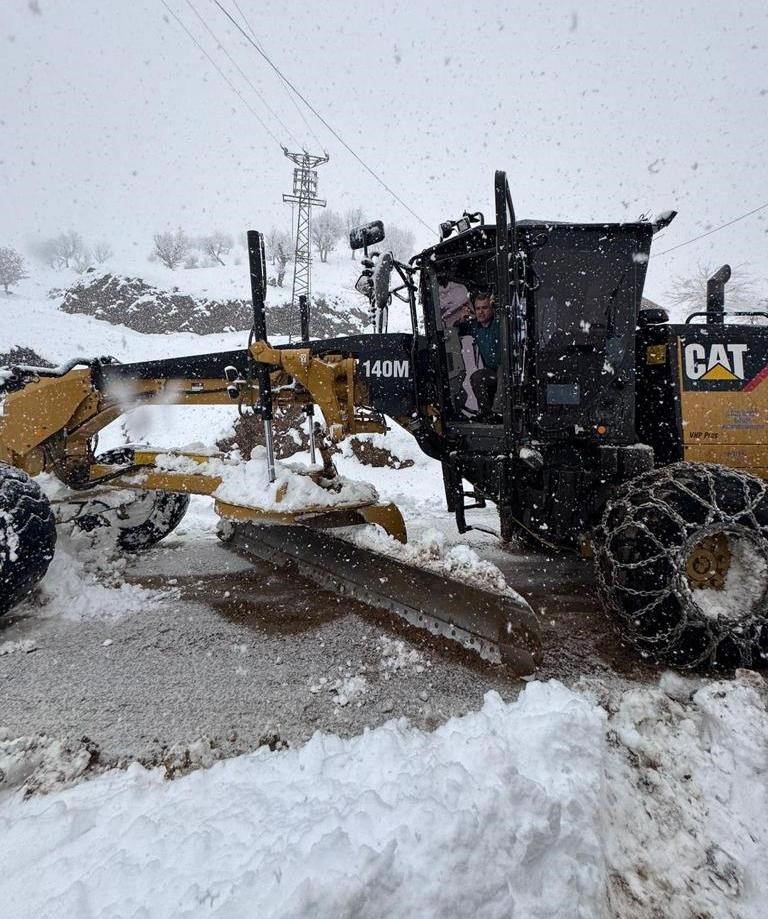 Batman&rsquo;da kar yağışı k&ouml;y yollarını ulaşıma kapattı
