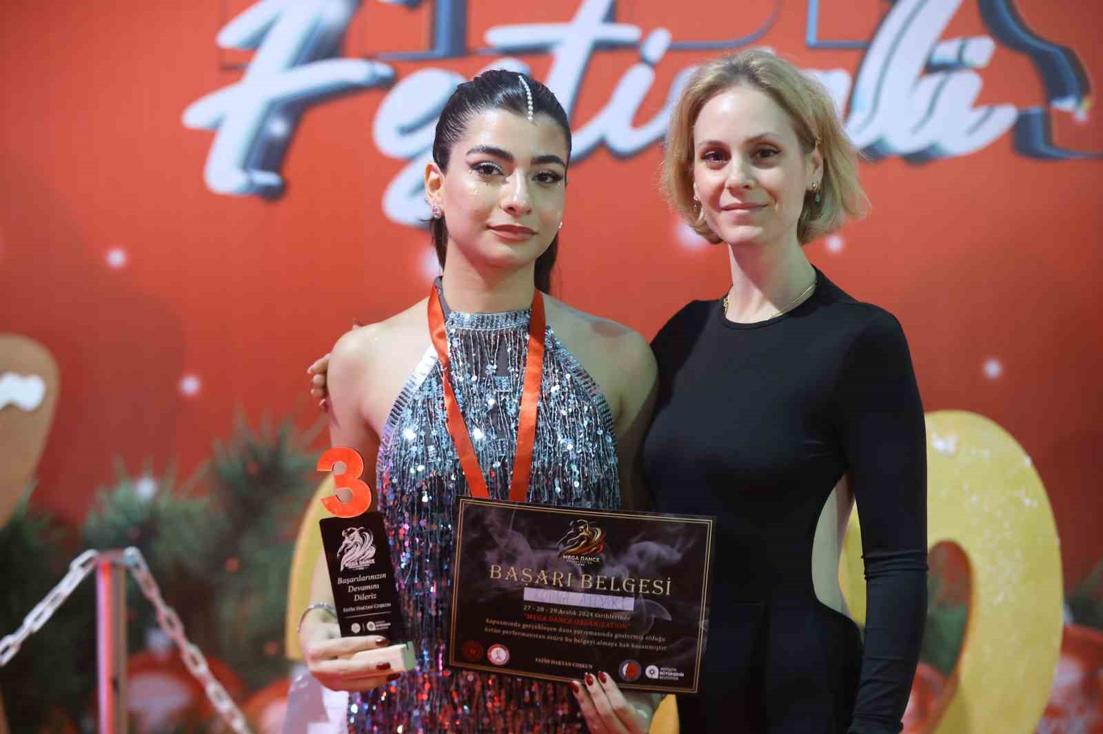 Antalya’da Yılbaşı Festivali renkli görüntülere sahne oldu