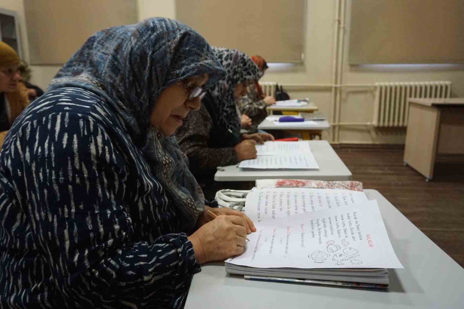 Edirne’de kadınların hayatı okuma-yazma kursu ile değişiyor
