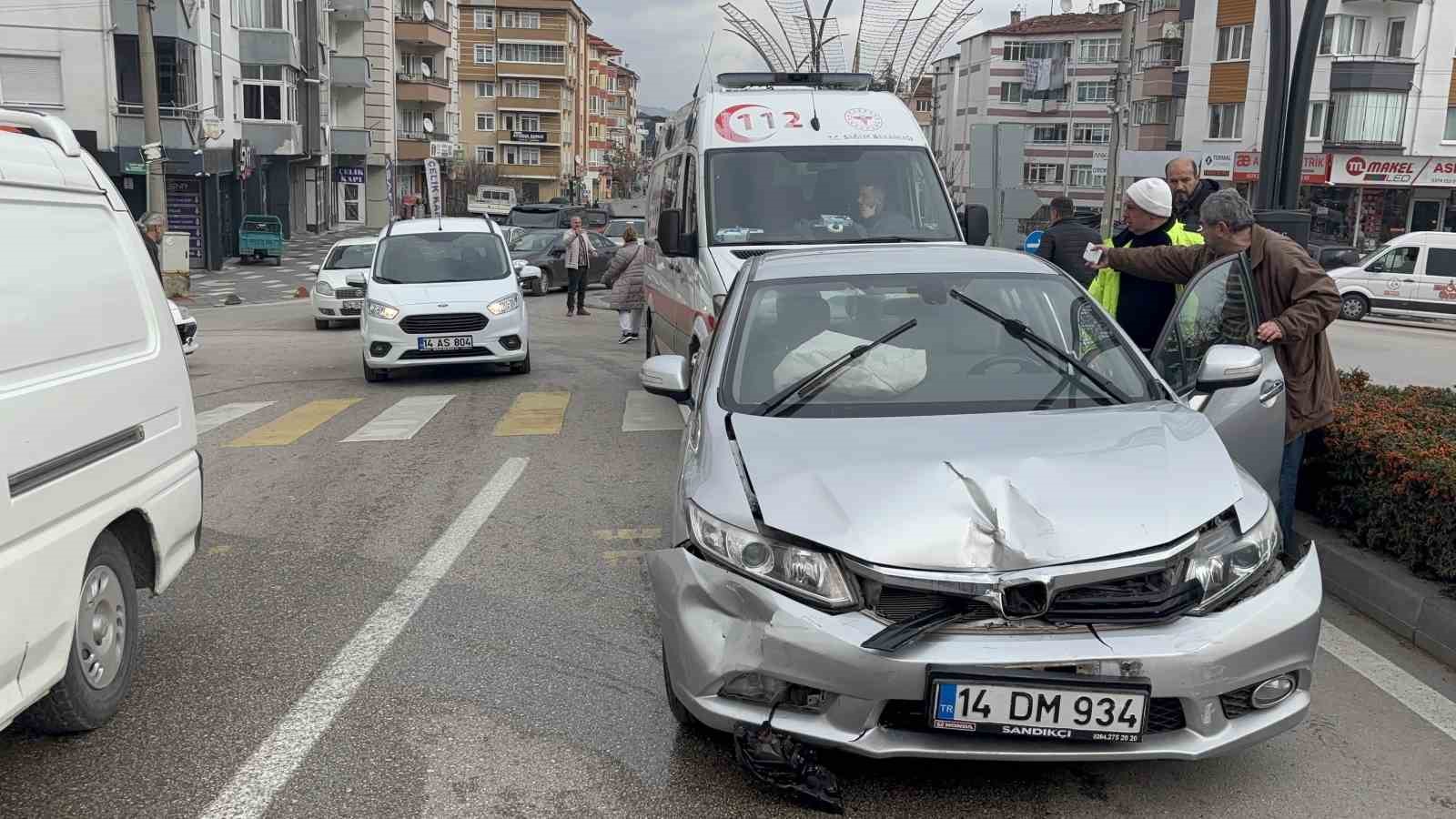 Dönel kavşakta ciple otomobil çarpıştı: 1 yaralı