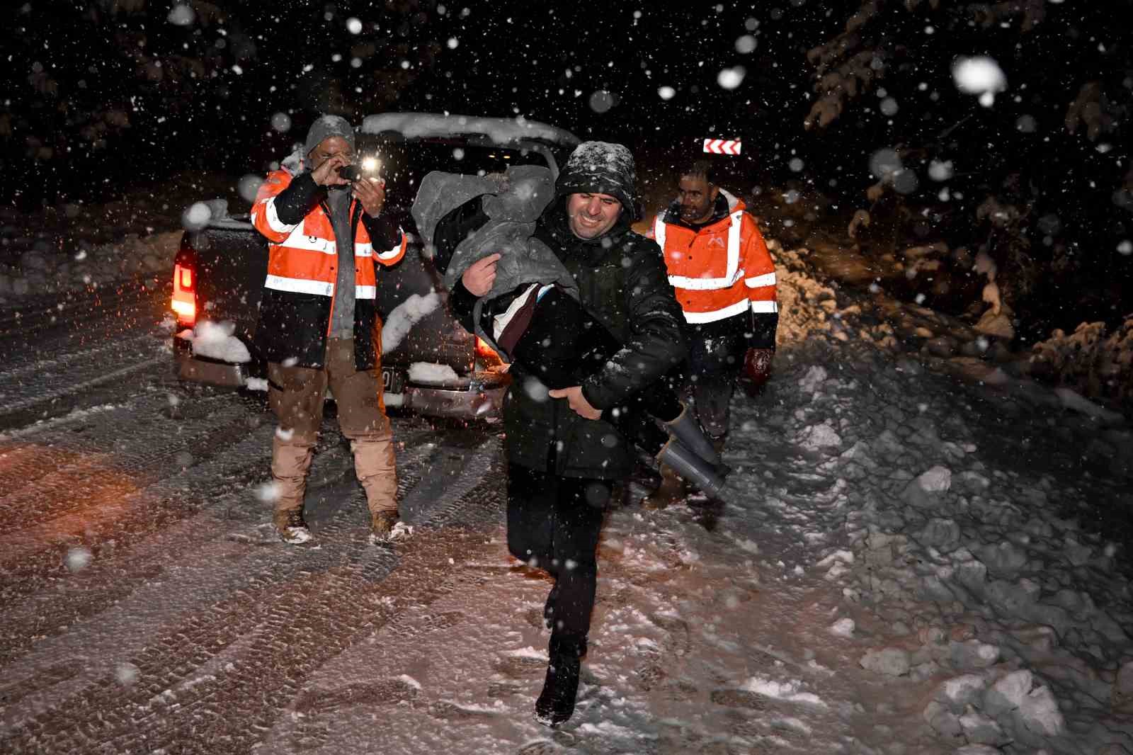 Mersin’de mahsur kalanların imdadına karla mücadele ekipleri yetişti