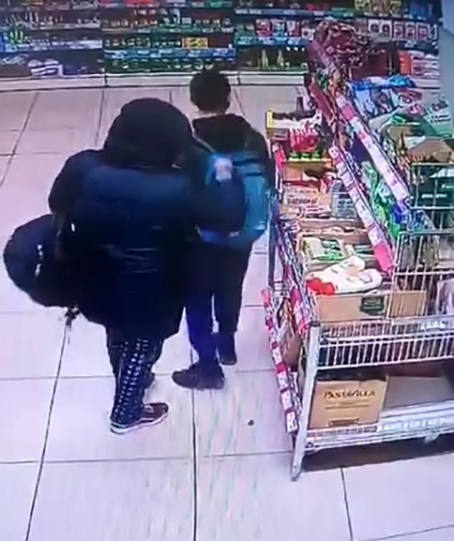Çaldığı malzemeleri çocuğun sırt çantasına doldurdu
