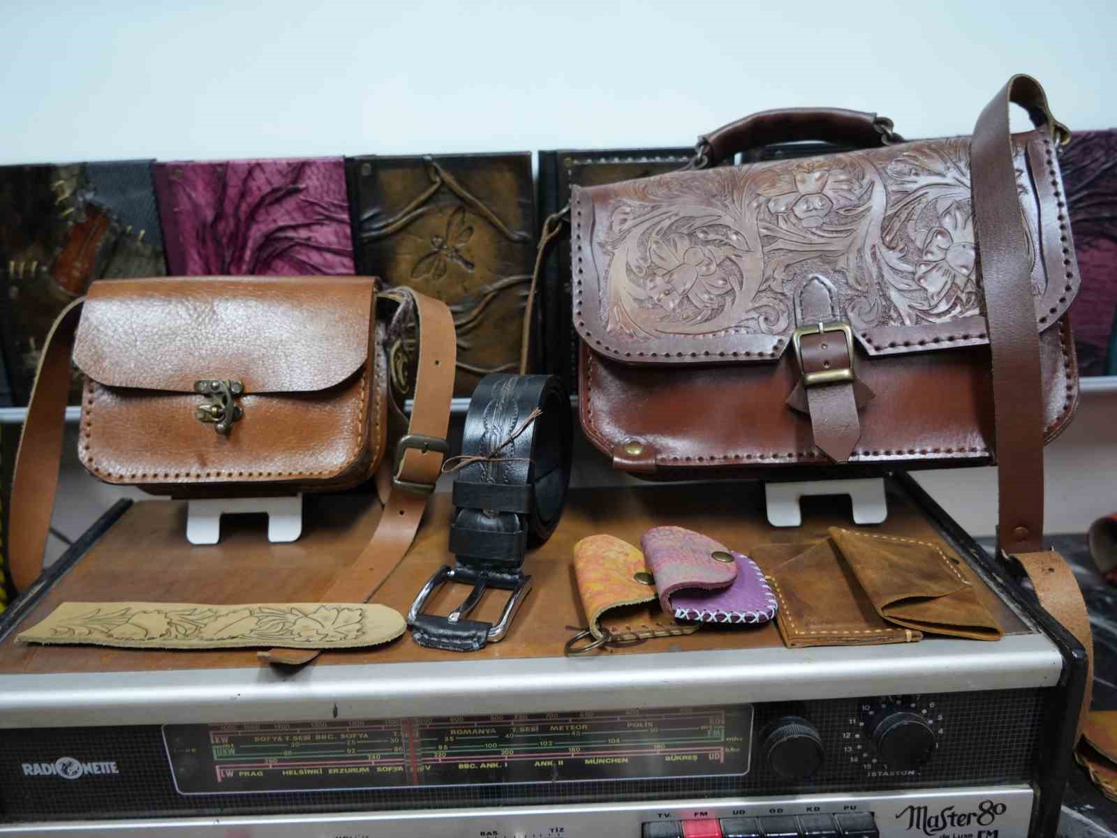 Iğdır &Uuml;niversitesinin deri at&ouml;lyesinde &uuml;r&uuml;nler el iş&ccedil;iliği ile &uuml;retiliyor
