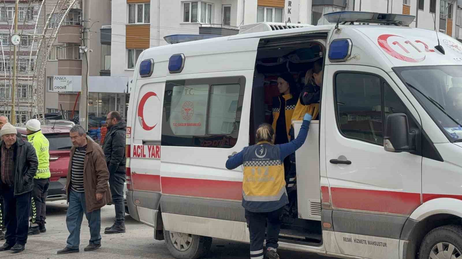 D&ouml;nel kavşakta ciple otomobil &ccedil;arpıştı: 1 yaralı
