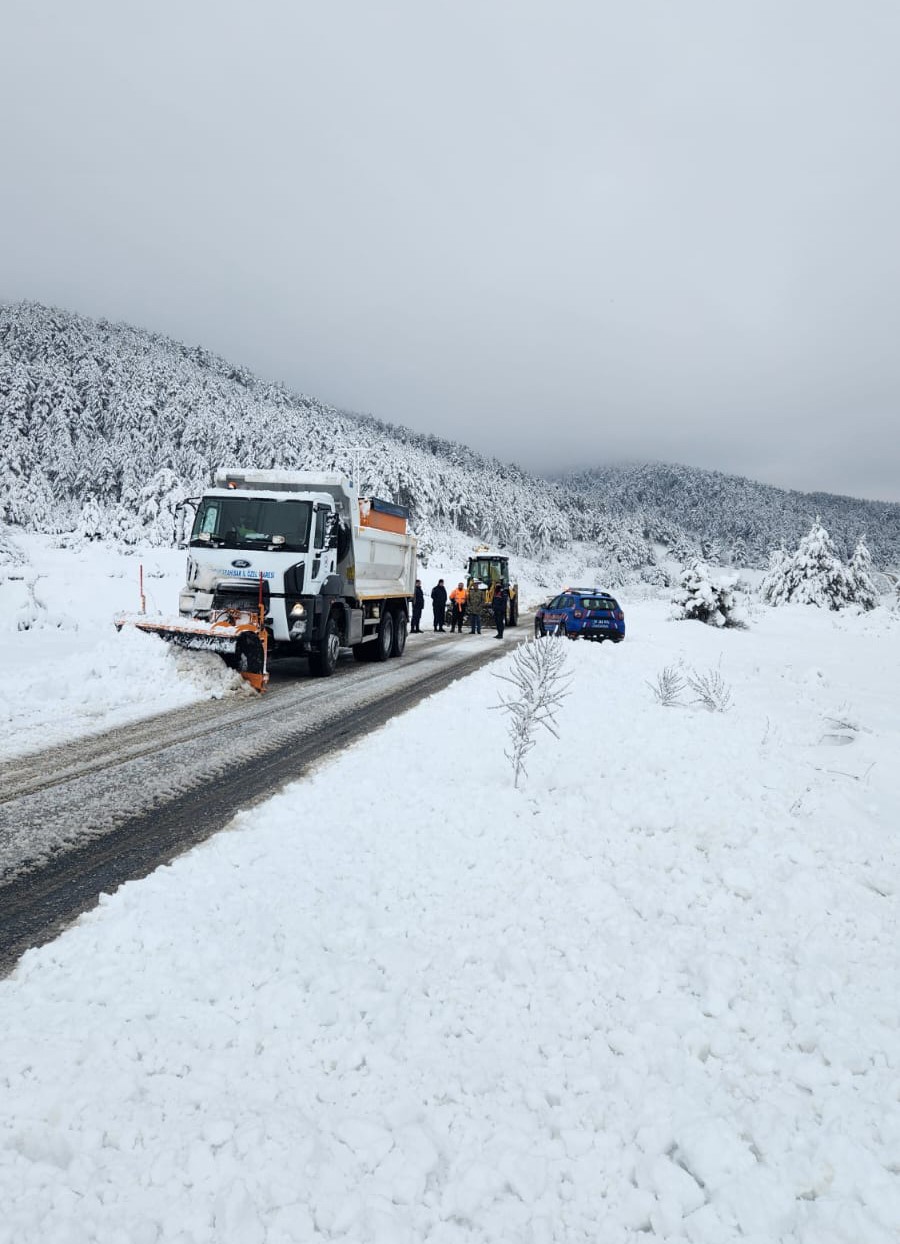 Afyonkarahisar&rsquo;da 9 il&ccedil;e ve 56 k&ouml;yde karla m&uuml;cadele &ccedil;alışmaları s&uuml;r&uuml;yor

