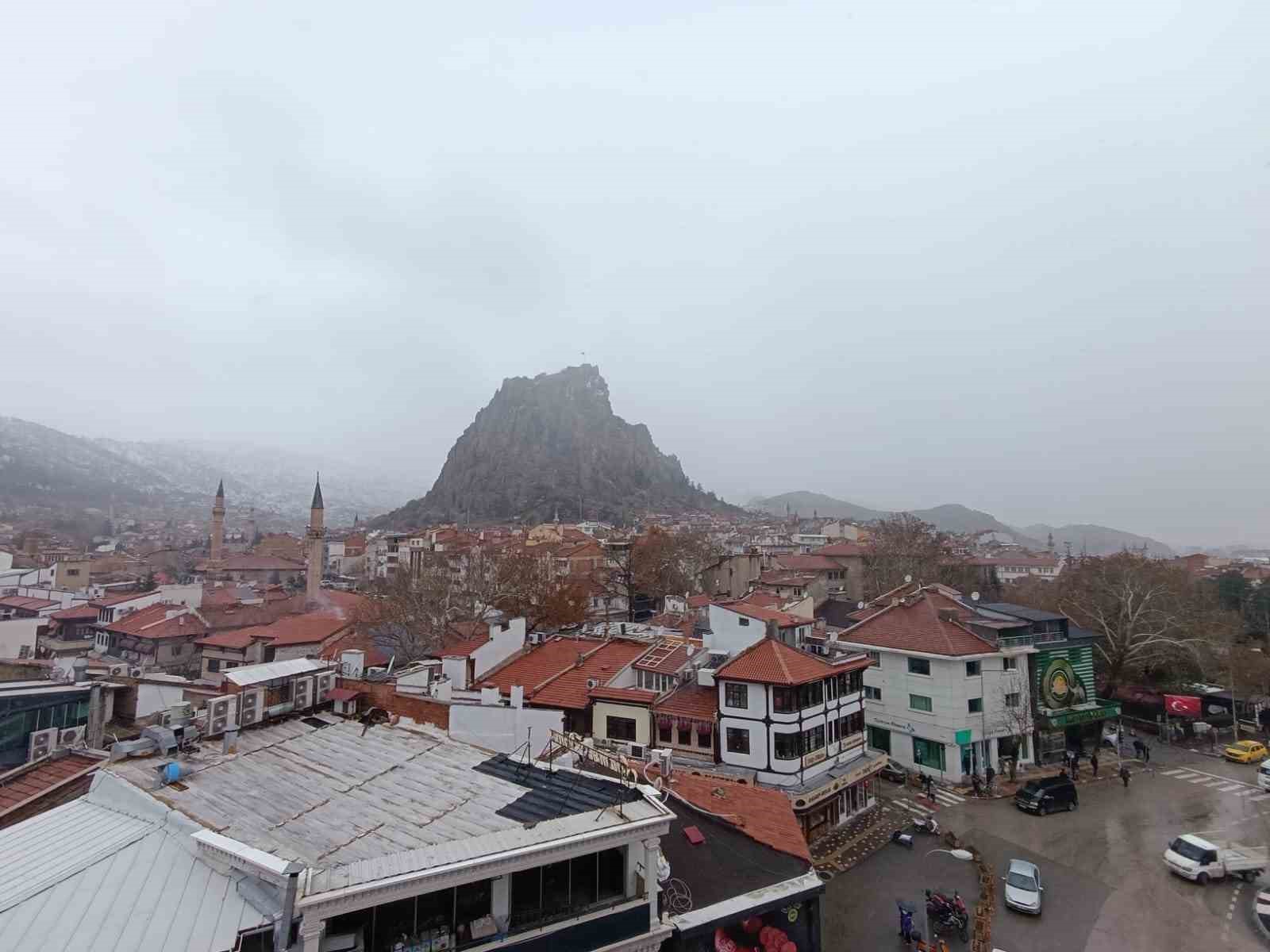 Afyonkarahisar’da beklenen kar yağışı öğle saatlerinden başladı