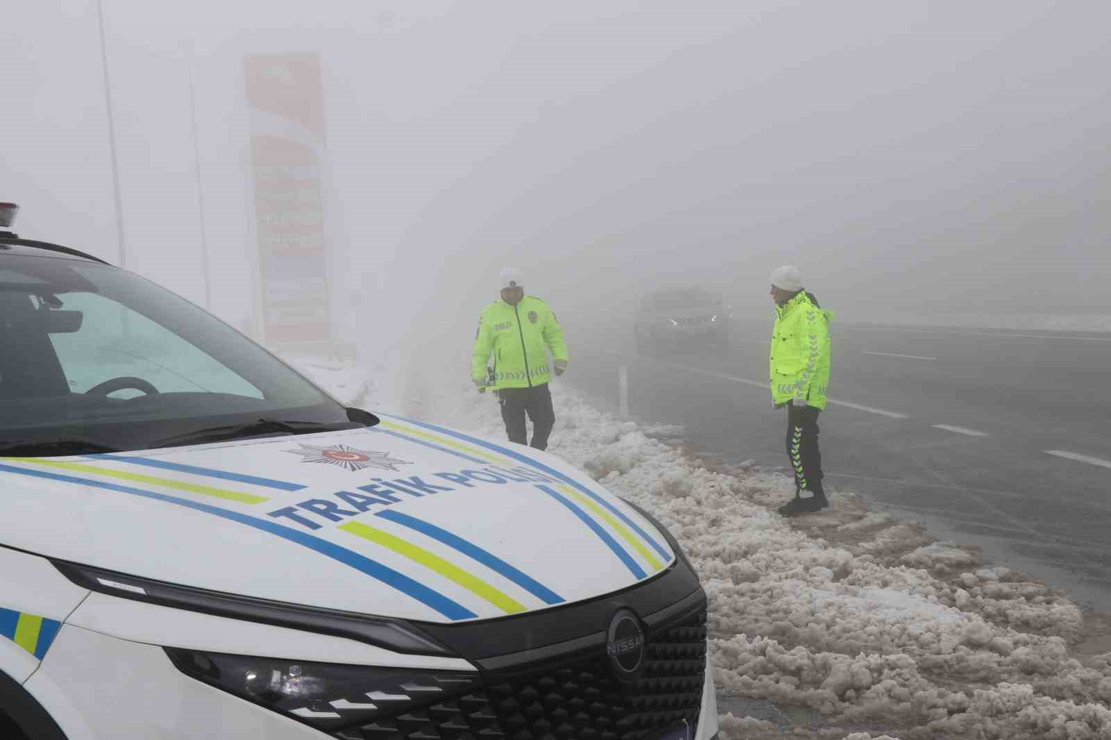 Denizli - Antalya karayolunda etkili olan yoğun sis ve kar yağışı s&uuml;r&uuml;c&uuml;leri zorladı
