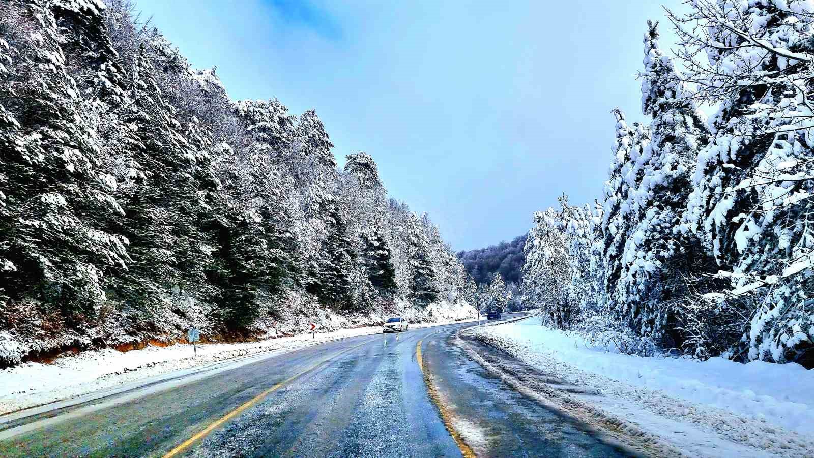 Kütahya-Bursa bağlantı yolunda kar güzelliği