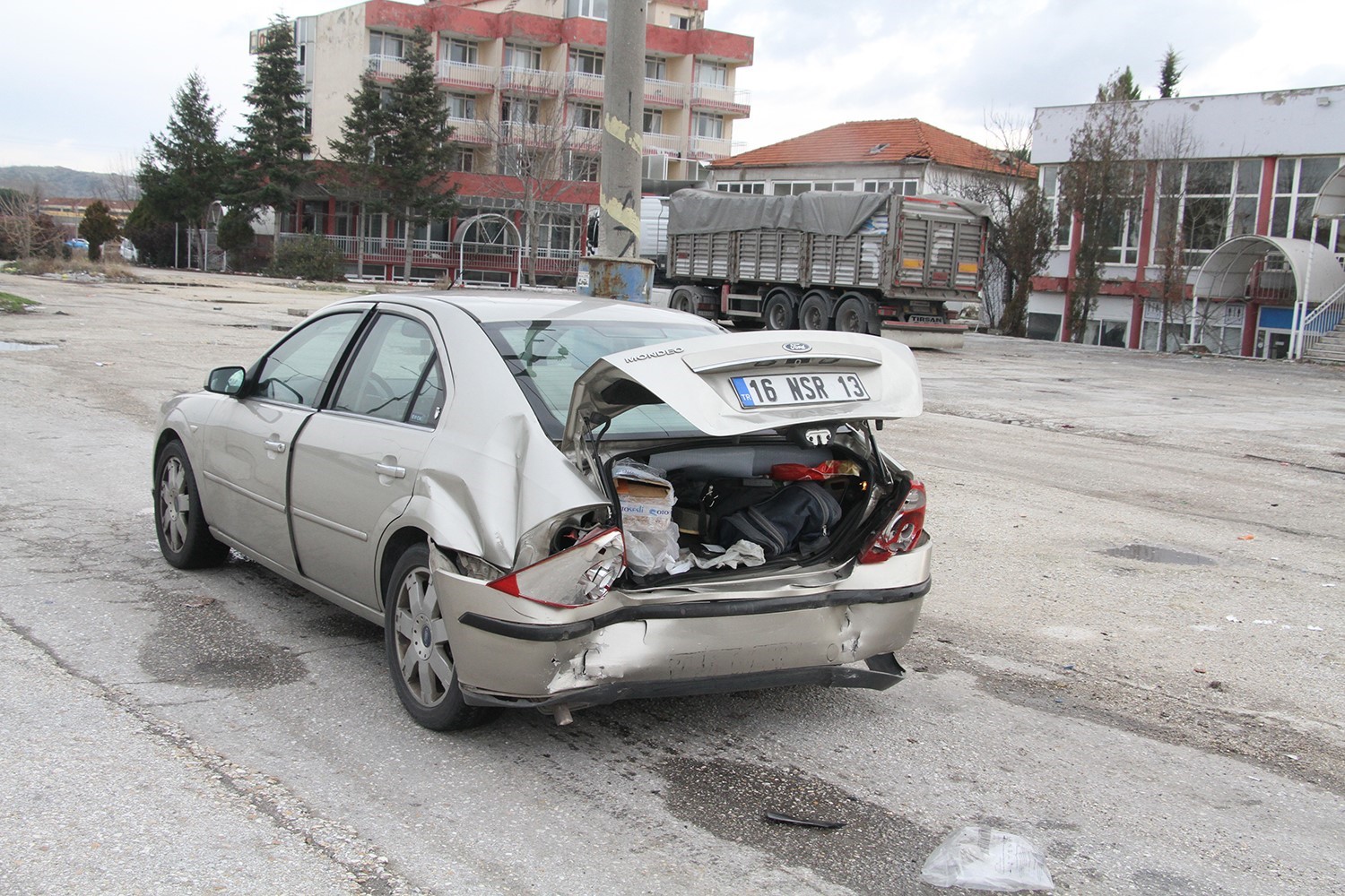 Aynı y&ouml;ndeki otomobile &ccedil;arptı: 1 yaralı
