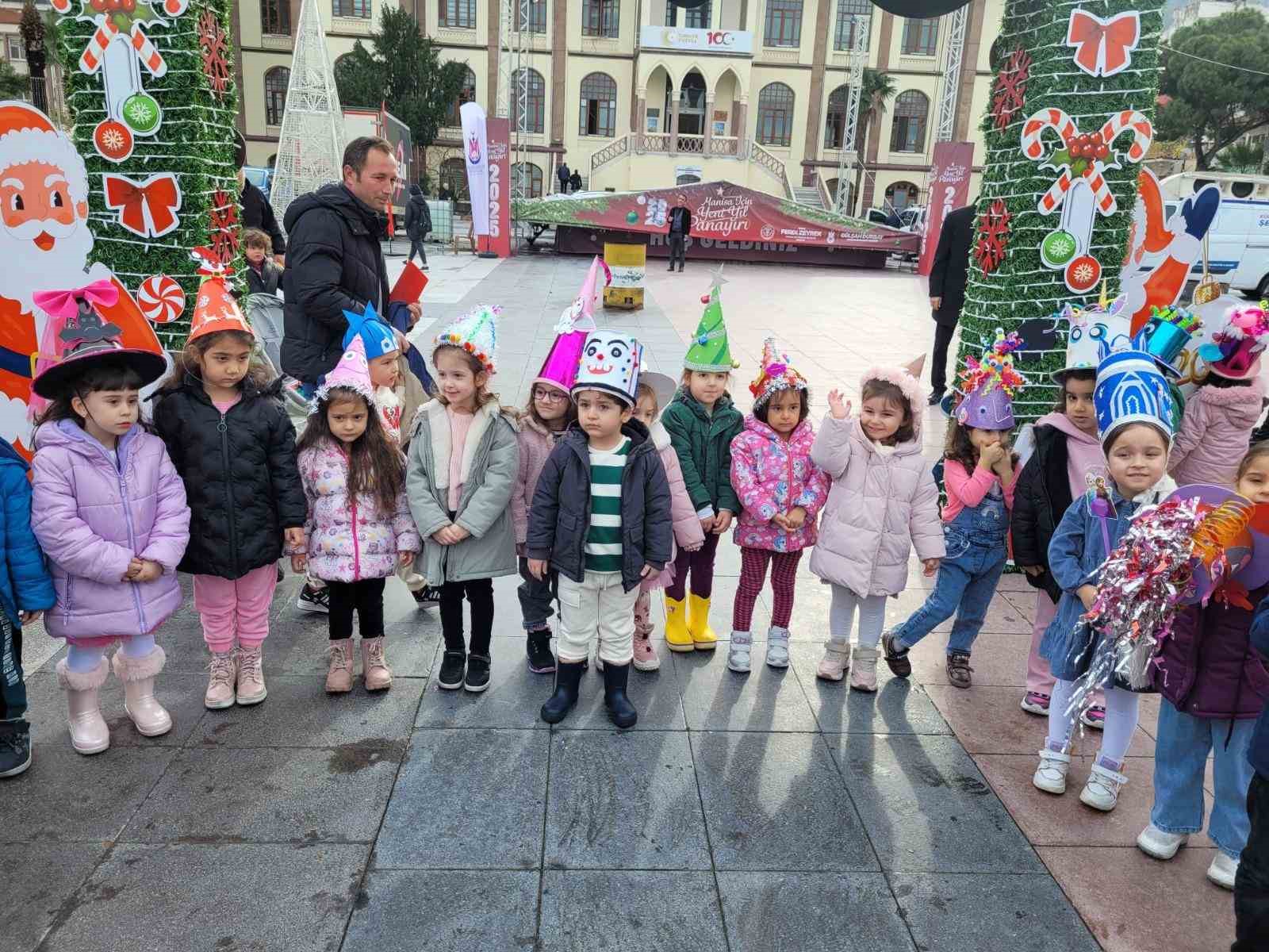 Manisalı &ccedil;ocuklar yeni yıl coşkusunu doyasıya yaşadı
