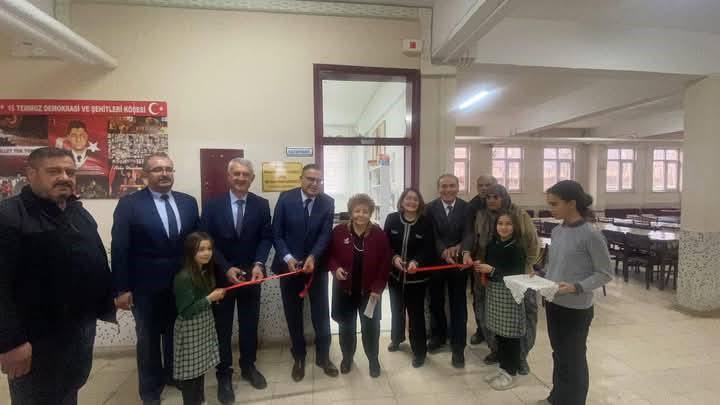 Akşehir&rsquo;de hayırsever aileden okula k&uuml;t&uuml;phane
