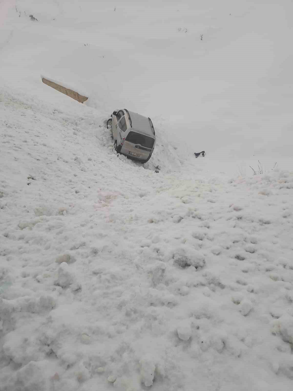 Bing&ouml;l&rsquo;de ara&ccedil; şarampole yuvarlandı: 3 yaralı
