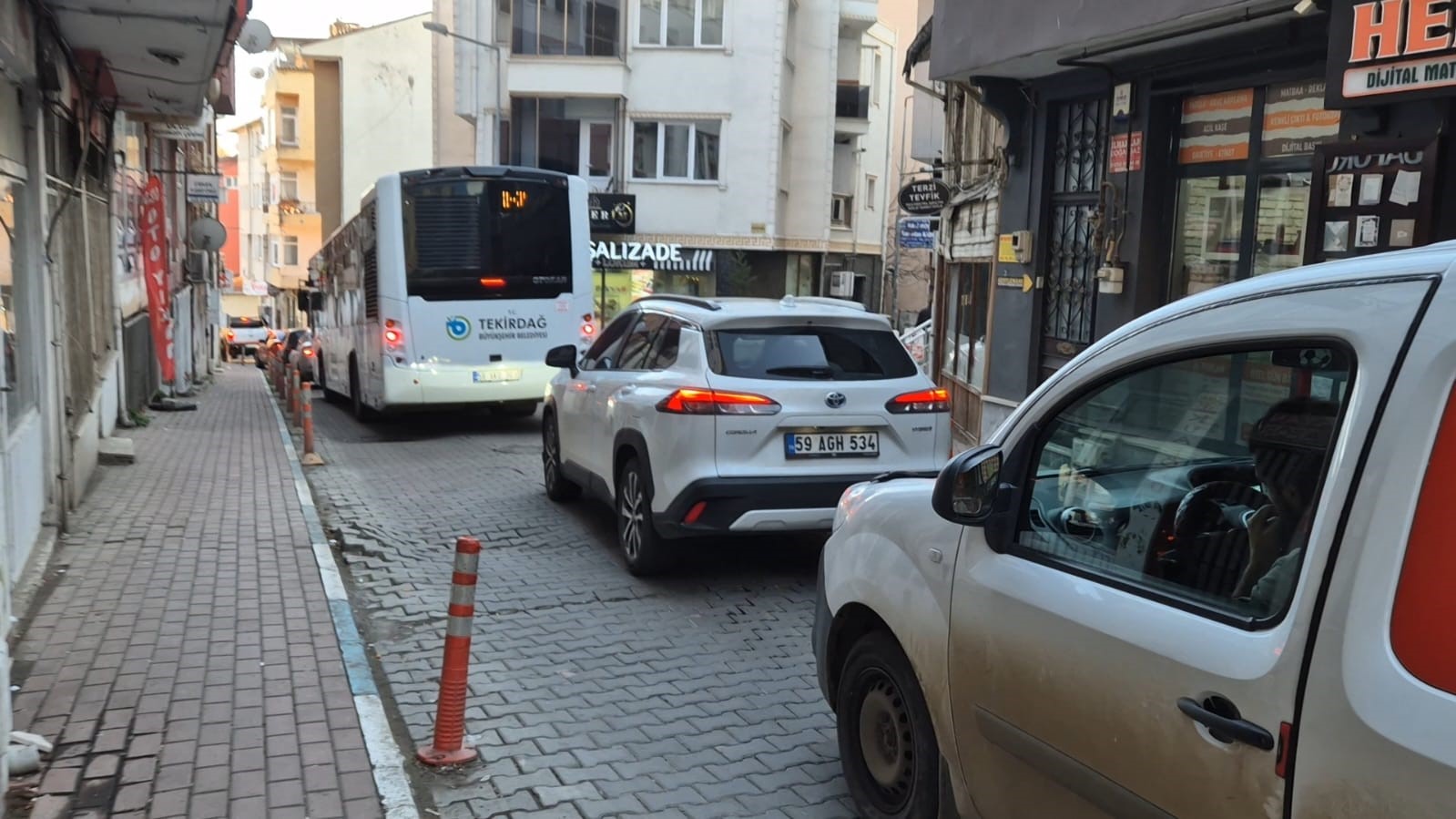 Süleymanpaşa’nın dar sokaklarında trafik çileye dönüşüyor
