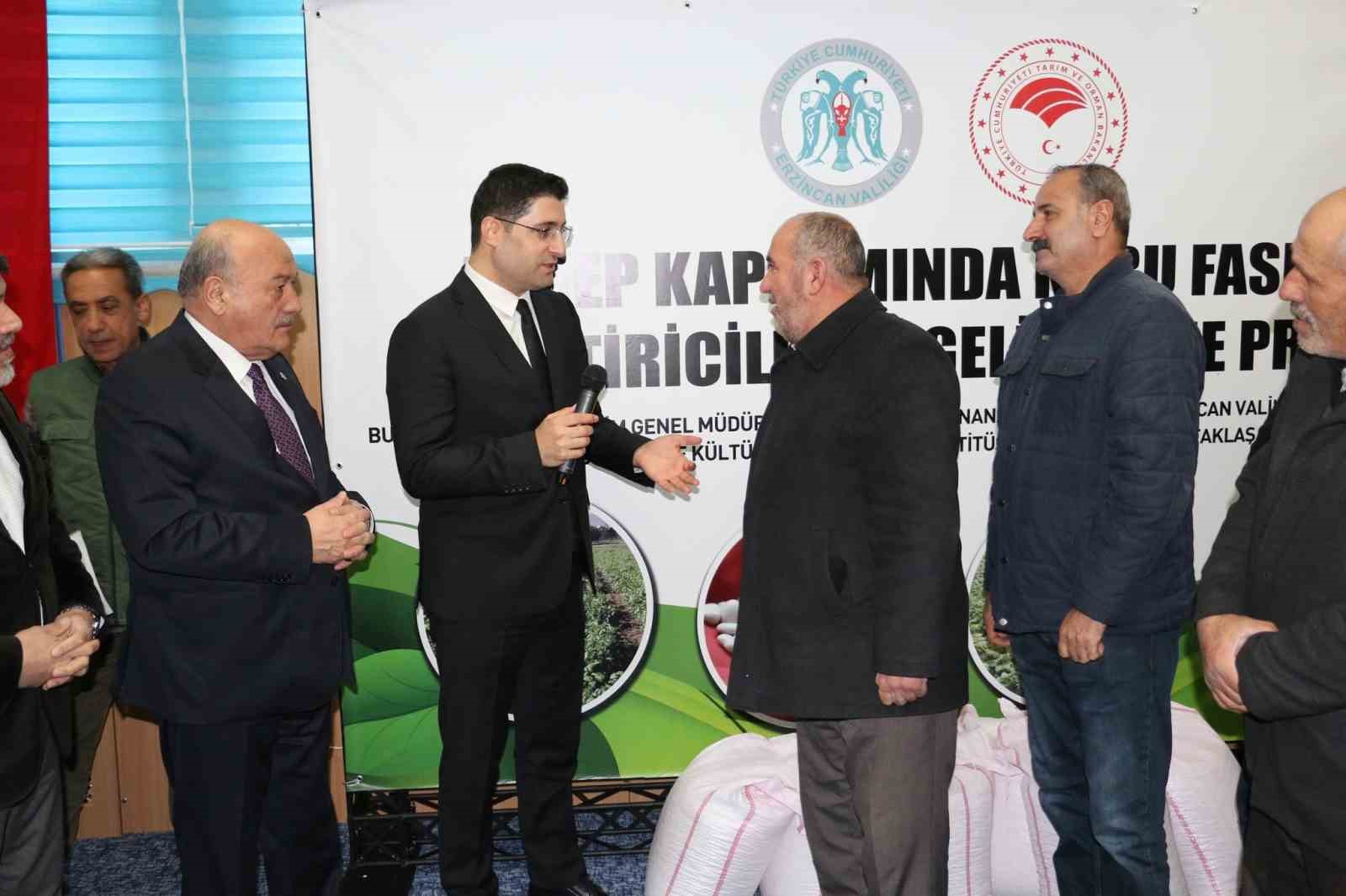 Erzincan’da çiftçilere yerli ve milli tohum dağıtıldı