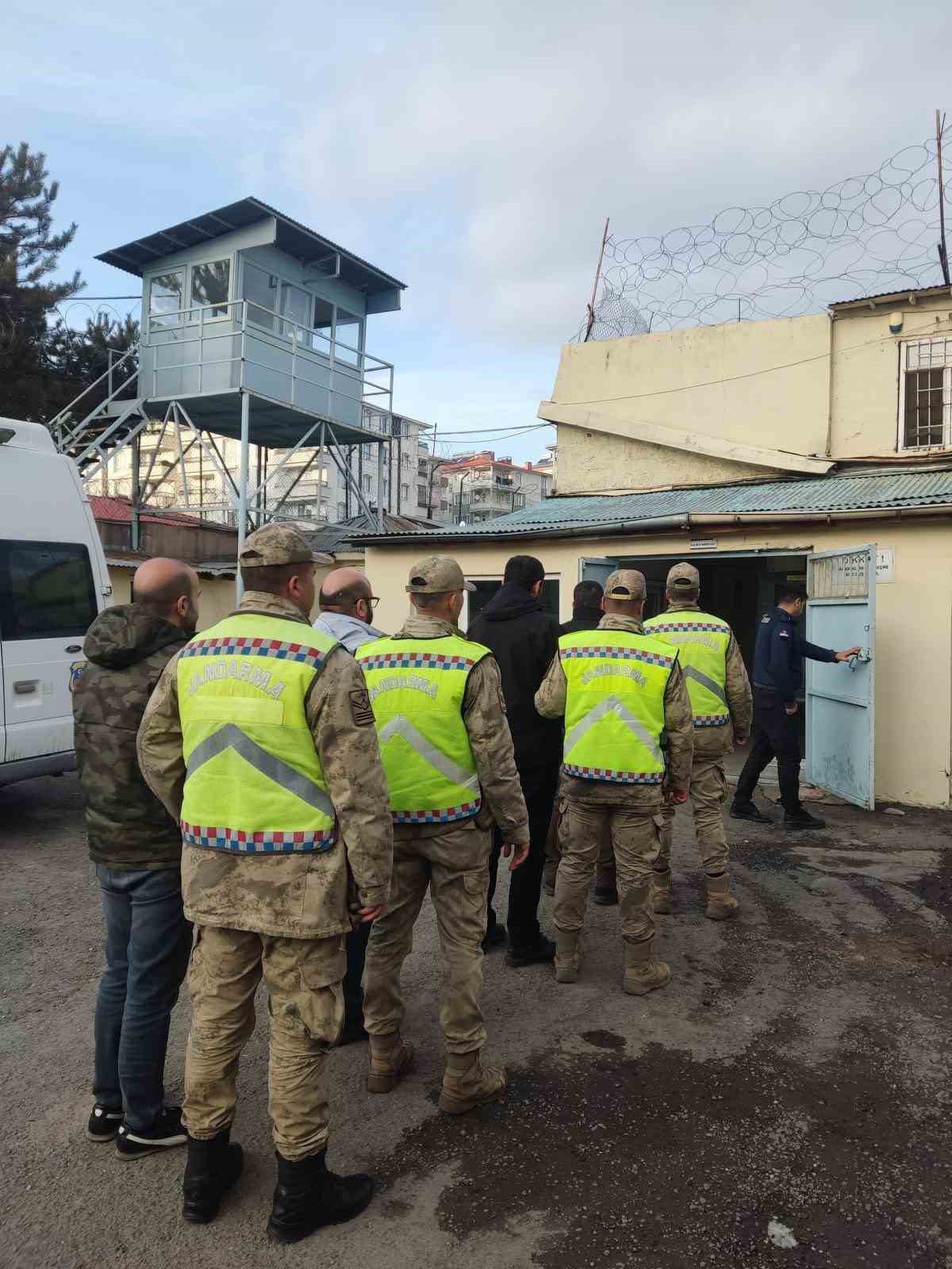 Van’da 5 düzensiz göçmen ile 4 organizatör yakalandı