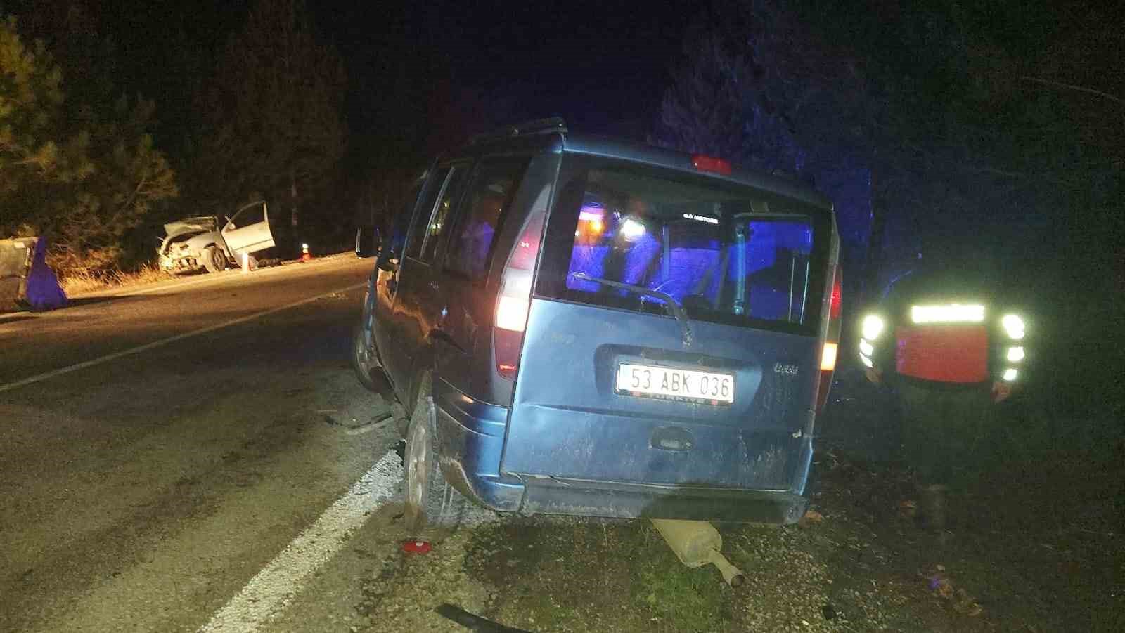 Çanakkale’de iki araç kafa kafaya çarpıştı: 1 ölü, 3 yaralı
