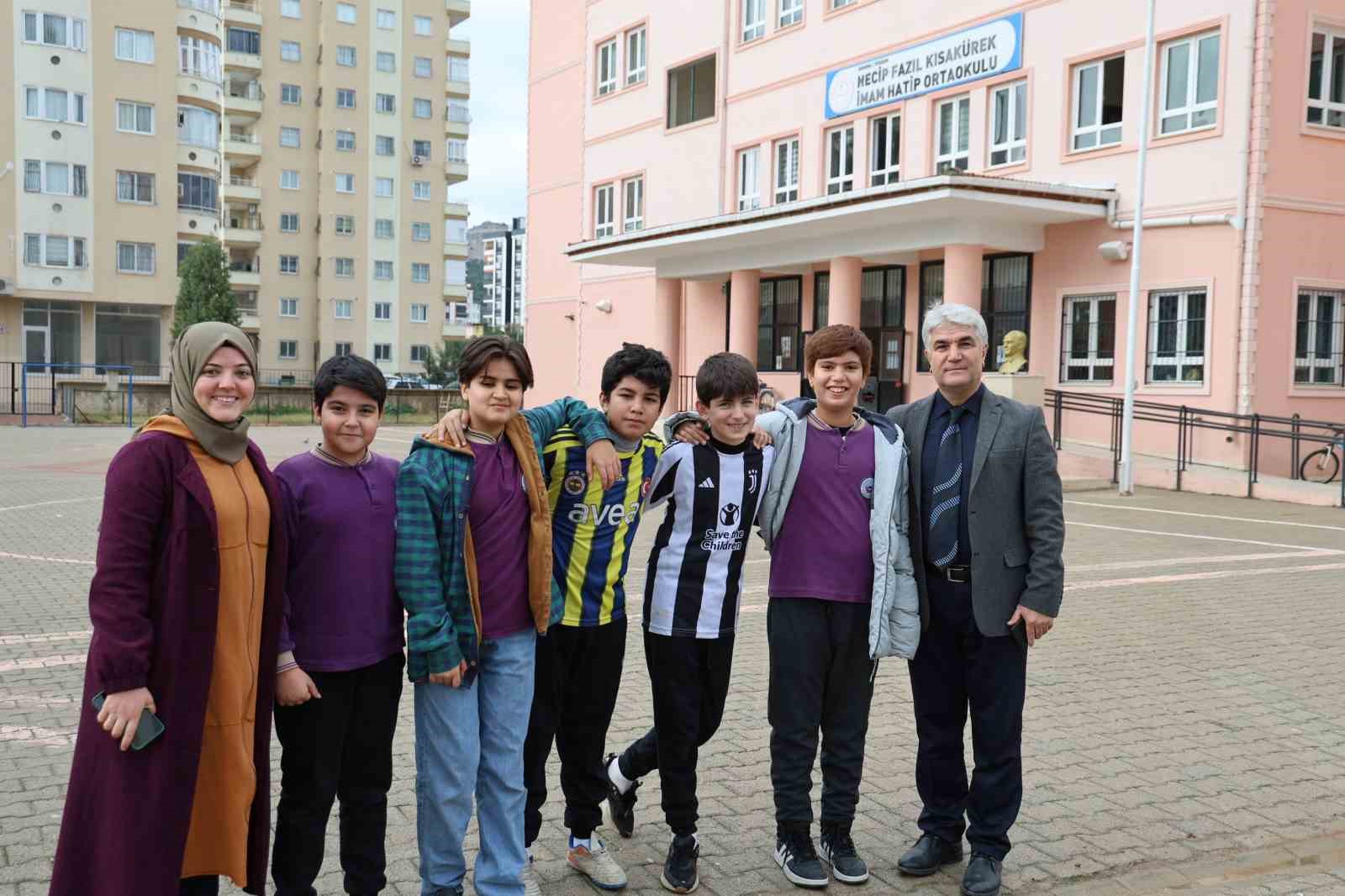 Okul bahçesine giren köpek öğrencilerle maç yaptı