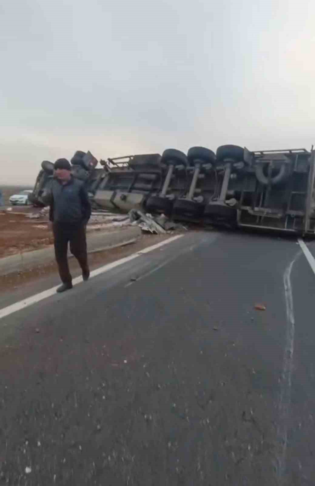 Mardin’de devrilen tırın sürücüsü yaralandı