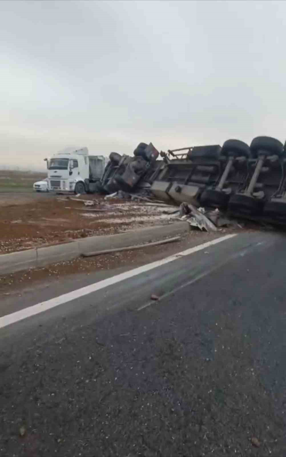 Mardin’de devrilen tırın sürücüsü yaralandı
