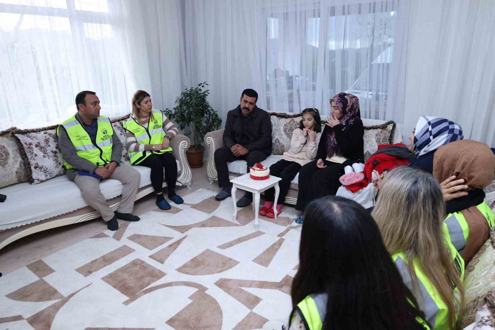 Depremde babasını, 2 kardeşini kaybeden ve 16 ameliyat ge&ccedil;irerek hayata tutunan Z&uuml;mra&rsquo;ya s&uuml;rpriz doğum g&uuml;n&uuml; kutlaması
