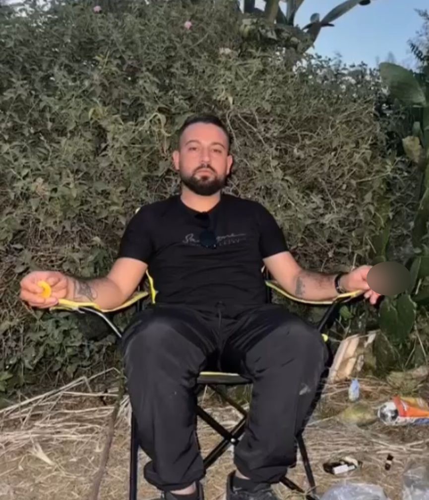 Otomobil park halindeki ara&ccedil; ile trafoya &ccedil;arpıp devrildi: 1 &ouml;l&uuml;, 3 yaralı
