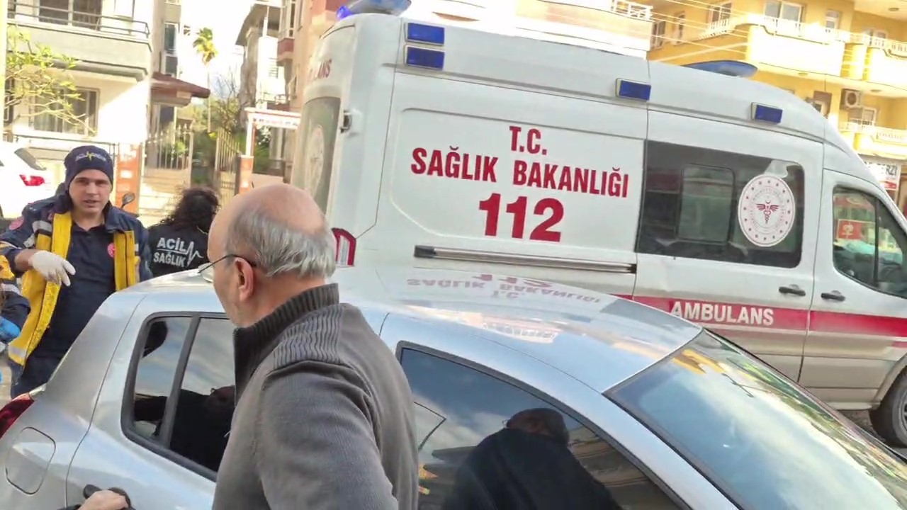 İskenderun&rsquo;da kanalizasyon &ccedil;ukuruna d&uuml;şen adamı esnaf kurtardı
