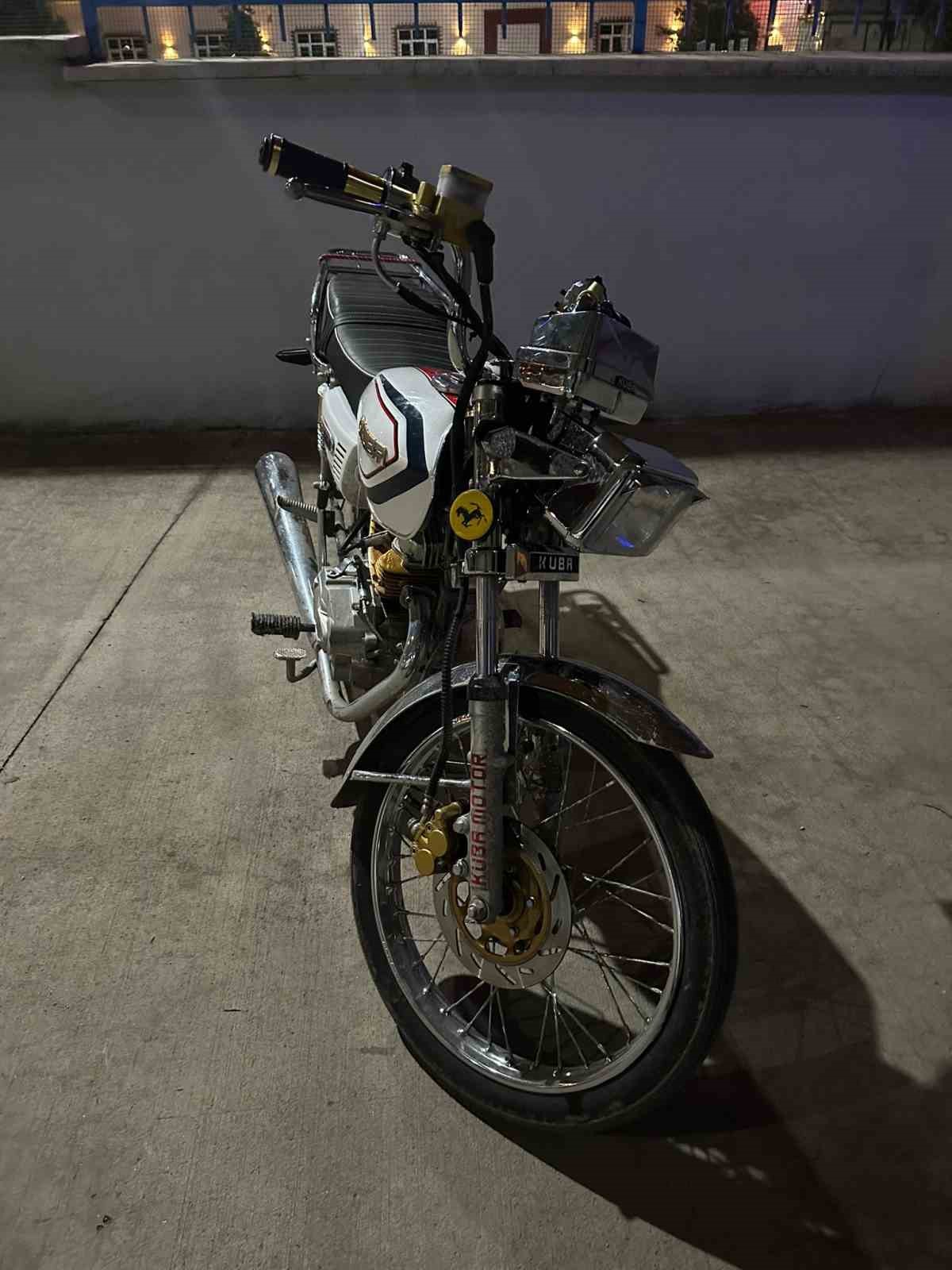 Motosikleti ka&ccedil;ırırken kameraya yakalandılar
