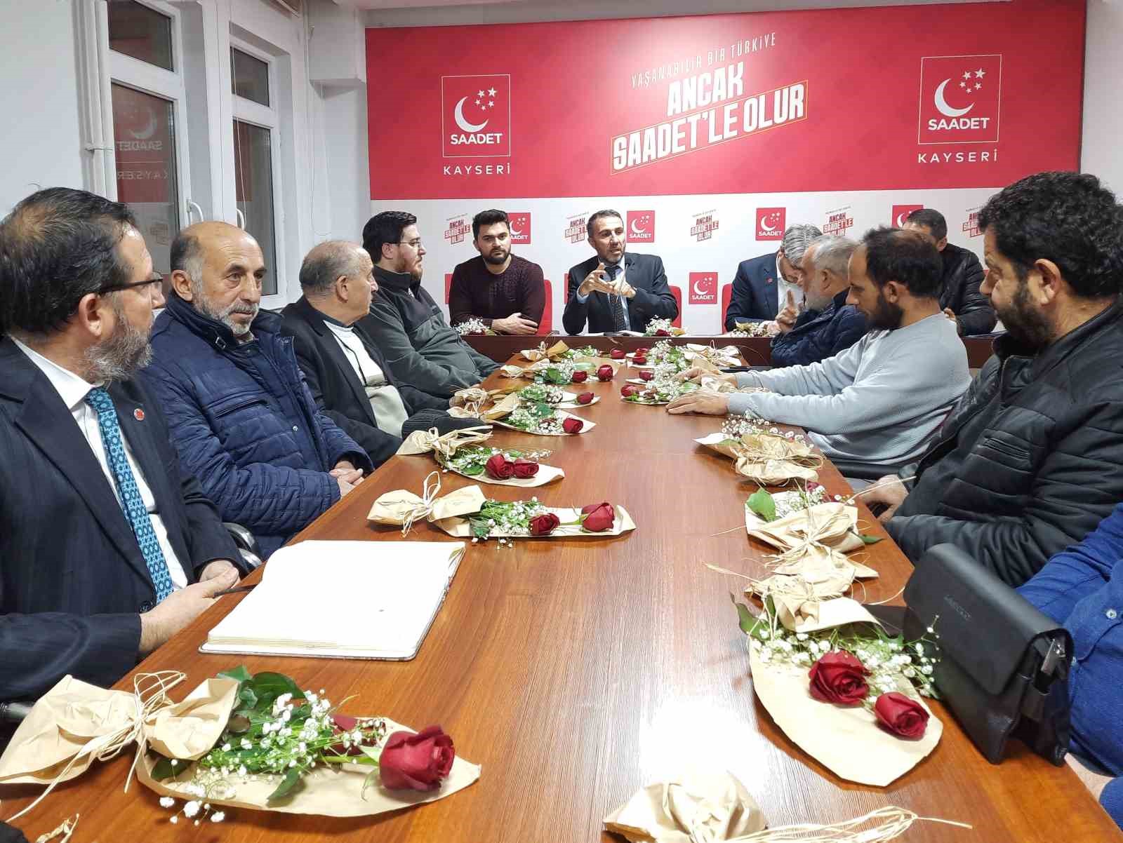 Saadet Partisi’nden aile değerlerine vurgu: Eşlere çiçek sürprizi