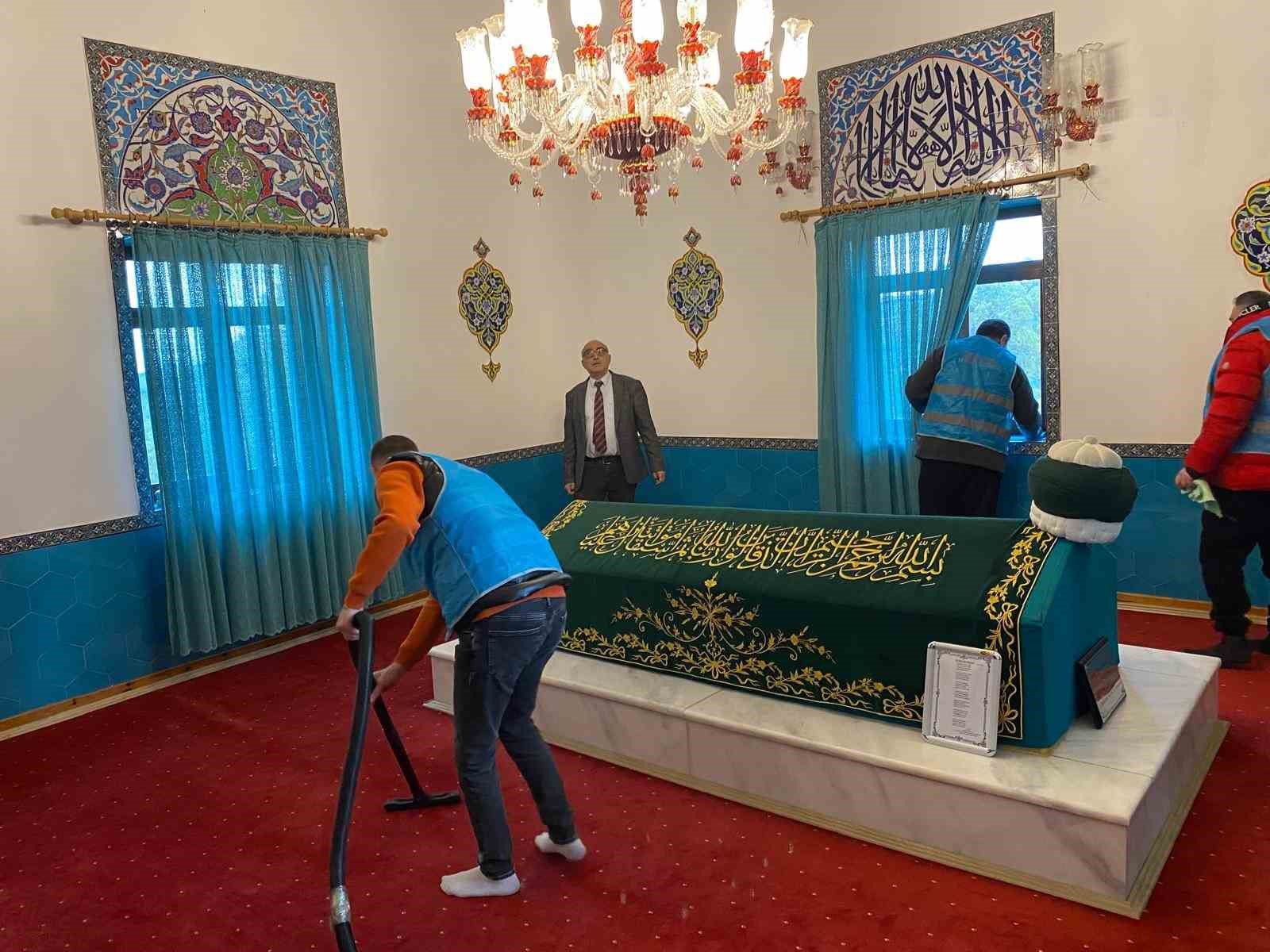 Mahk&ucirc;mlardan Dursun Fakih T&uuml;rbesi&rsquo;nde temizlik
